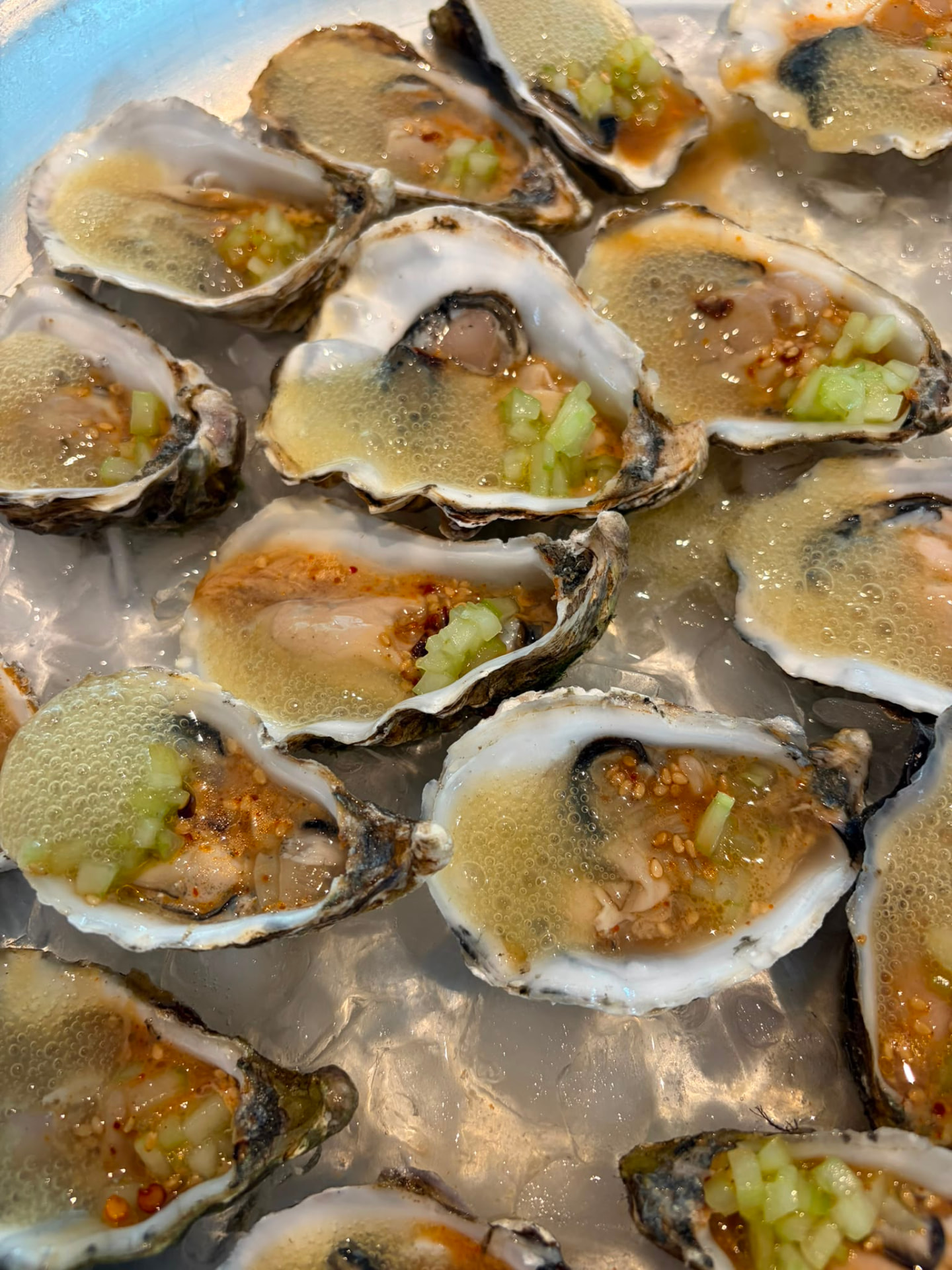 Verse oesters op ijs met een verfijnde dressing